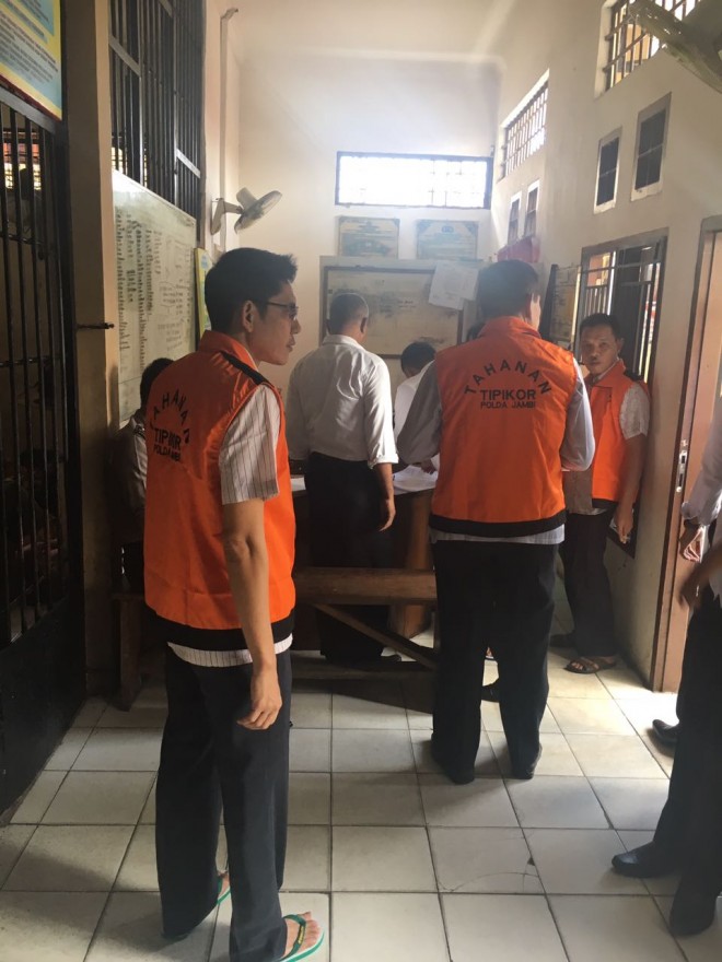 Empat tersangka kasus dugaan korupsi Selasa (2/10) diserahkan penyidik Direktorat Reserse Kriminal Khusus Polda Jambi ke Jaksa Penuntut Umum (JPU) Kejaksaan Tinggi Jambi.